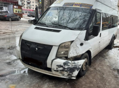 Маршрутка №160 вылетела на тротуар в центре Волгограда