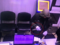 На видео попал вооруженный грабитель, напавший на микрофинансовую организацию в Волгограде