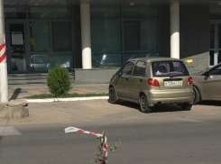 Автомобильное колесо с палкой вместо крышки люка «красуется» на бульваре Энгельса в Волгограде