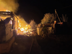 Из загоревшихся «заброшки» и сельского дома не выбрались двое жителей Волгоградской области