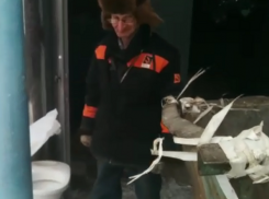 Замученный волжскими автомобилистами дворник угрожает им картошкой в выхлопной трубе