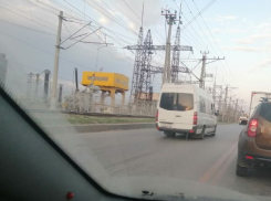 «Едут по встречке, рискуя жизнями пассажиров»: автомобилисты пожаловались на «неспортивное» поведение маршрутчиков в пробке на мосту ГЭС