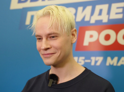 Нырнет прямо в кожаных штанах: россияне спорят о крещенском купании Шамана