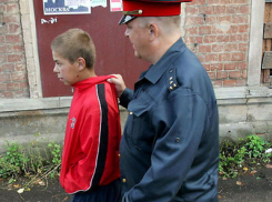В Волгограде студент и 2 школьника ограбили магазин на 8 тысяч 