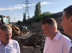 После публичных «тумаков» мэр Волгограда появился на месте гидроудара, оставившего без воды 300 тысяч человек