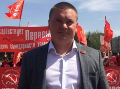 Неженатый депутат из Волжского кушает торт и думает о любви