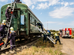 В Волгограде пожарные вытащили пострадавших из сошедшего с рельсов поезда 