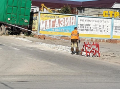 На Ангарском экстренно залатали яму, куда провалилась иномарка