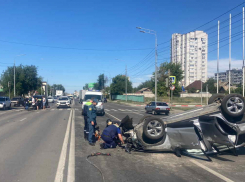 На видео попало ДТП с перевернувшейся иномаркой в Волгограде