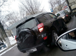 В Волгограде водитель крутого внедорожника поставил свою машину посреди дороги на «встречке»