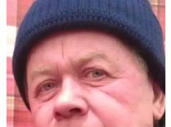 Дедушка в серой рубашке пропал в Волгограде 