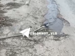 Многодетная жена участника СВО два месяца выкачивает воду из-за неустраняемого прорыва в Волгограде