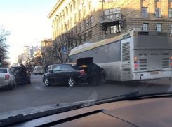 Массовое ДТП с участием нового автобуса произошло в центре Волгограда
