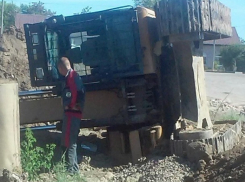 Экскаватор опрокинулся во время проведения работ на западе Волгограда 