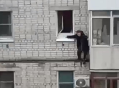 В центре Волгограда мужчина вышел в окно: видео очевидцев