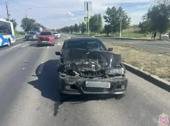 Зумерша на BMW устроила массовую аварию на юге Волгограда и попала в больницу
