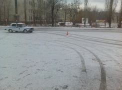 В Волгограде водитель на ВАЗ-2109 ехал задним ходом и сбил пенсионерку
