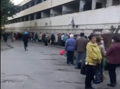 В Волгограде многочасовую очередь на единственный дачный автобус сняли на видео