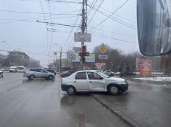 Вылет легковушки на тротуар на площади Чекистов в Волгограде сняли на видео