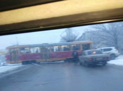Кроссовер протаранил трамвай на западе Волгограда