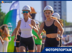 Забег в касках провернули красотки в центре Волгограда  