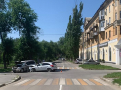 Две легковушки не поделили перекресток в Волгограде: есть пострадавшая
