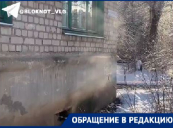 Вонь, мошкара и тараканы: парящий подвал неделю кошмарит жителей дома на юге Волгограда