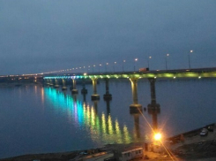 Мост через Волгу надел разноцветное убранство на глазах у тысяч волгоградцев