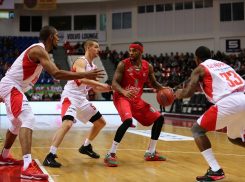 Волгоградские баскетболисты проиграли свой первый матч в Новом 2015 году