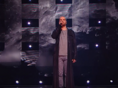 Волгоградец  Дмитрий Венгеров  в черном плаще сразил наповал жюри шоу «Ну-ка, все вместе!»