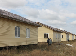 Заморозить нельзя построить: дети-сироты два года смотрят на недостроенные дома под Волгоградом