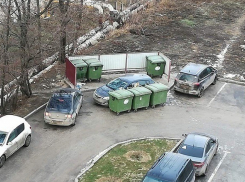В качестве мусорки в волгоградском дворе используют иномарку