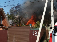 Сильный ветер осложняет тушение крупного пожара в Дзержинском районе Волгограда