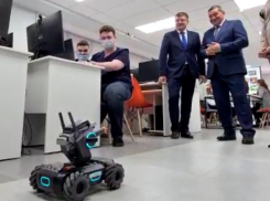 Губернатор Андрей Бочаров испугал танк словами «стреляй в меня» в технопарке: видео