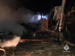 Два человека погибли в горящем доме в Волгоградской области