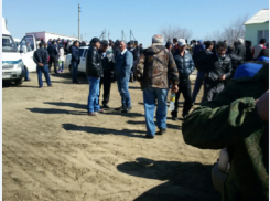 Опасный политический скандал: в Дубовке 100 человек устроили бунт против местного главы 