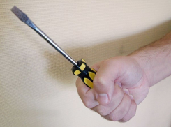 В Волгограде преступники отобрали у мужчины 2 телефона с помощью отвертки