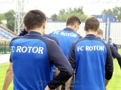 Сумочки для косметики и вязанные футболки: волгоградский «Ротор» оденут за 6 млн рублей