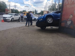 Кроссовер прыгнул на рекламный щит после столкновения со Skoda в Волгограде 