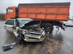«Лада» попала под КамАЗ на севере Волгограда: погиб мужчина