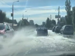В Волгограде на Ангарской крупная авария: вода заполнила проезжую часть