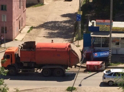 Водитель мусоровоза «помог» мэрии в уничтожении павильонов на севере Волгограда
