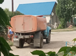Жители поселка Водный в Волгограде снова вынуждены выживать летом без воды