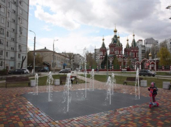 В Волгограде у Казанского собора заработал фонтан
