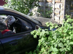 Лихач на ВАЗ-21140 разбомбил своим авто кирпичную стену дома под Волгоградом