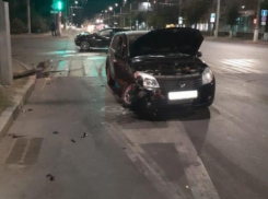 19-летний водитель за рулем Renault протаранил Opel в центре Волгограда: авария попала на видео