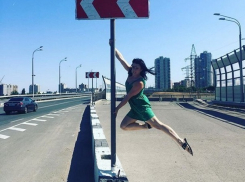 Девушка на «Танцующем мосту» Волгограда показала чудеса своего тела 