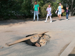 «Портал в другое измерение»: в центре Волгограда провалился тротуар