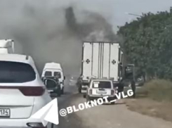 Горящую фуру сняли на видео на трассе под Волгоградом