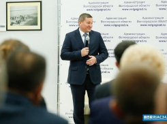 Губернатор Андрей Бочаров бесплатно раздал чиновникам 120 автомобилей